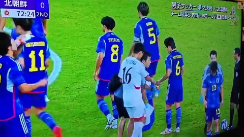 日本队带头带球员远藤航：带伤硬扛世界杯，这届日本队凭什么让全世界闭嘴？