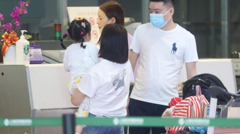 丁俊晖怀抱爱女温馨返沪 家庭成避风港赛场外尽显柔情